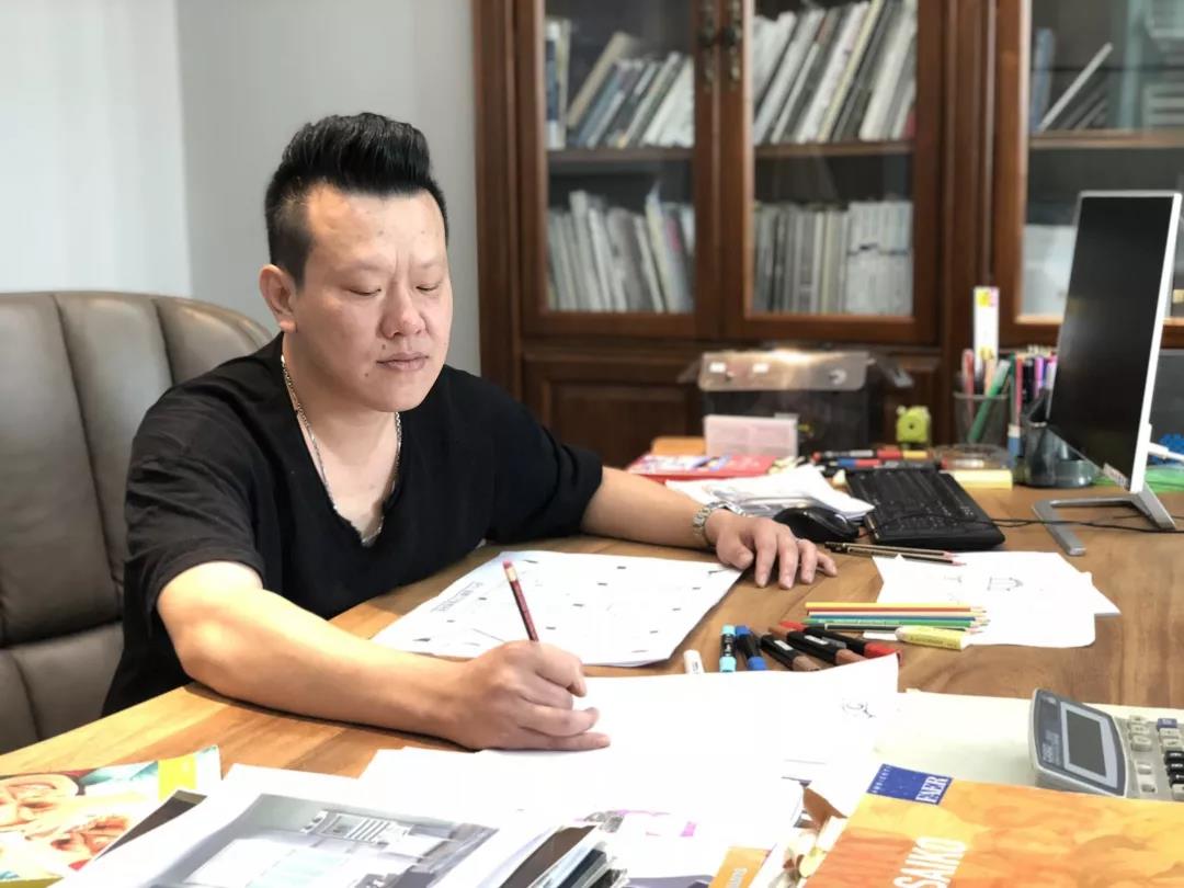 從畫筆到夢(mèng)想，他的眼中綻滿了童話